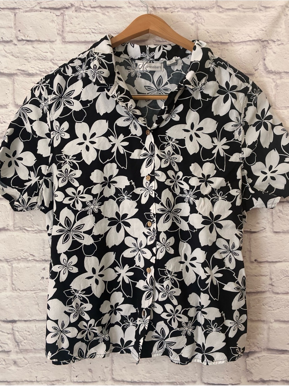 Dressbarn Women’s Black & White Floral Short-Sleeve Button-Up Shirt - Large